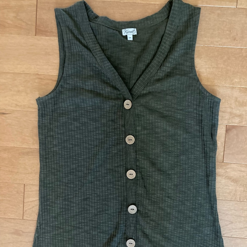 Green sleeveless button up